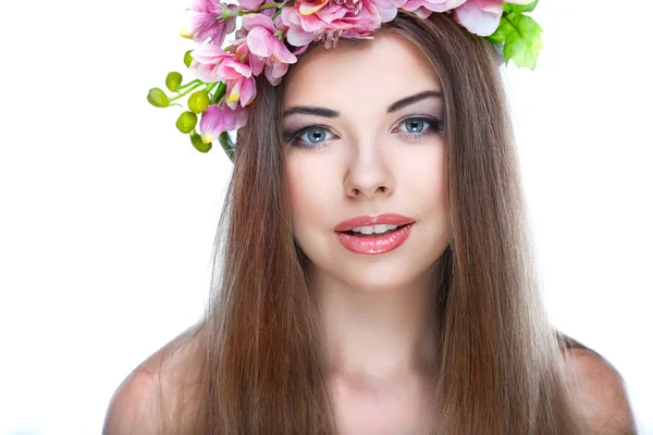 Close-up portret van mooi meisje met roze bloemen — Stockfoto