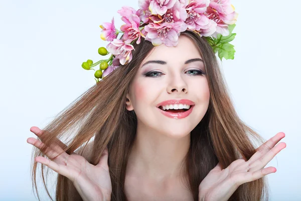 Nahaufnahme Porträt der schönen jungen Mädchen mit rosa Blumen — Stockfoto