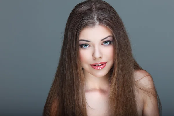Nahaufnahme Porträt einer sexy jungen Frau mit schönen blauen Augen auf grauem Hintergrund — Stockfoto