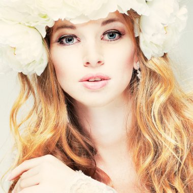 pembe çiçekli güzel genç kızın yakın çekim portre