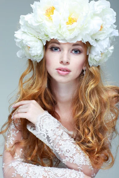 Close-up portrait of beautiful young girl with pink flowers — Stock Photo, Image