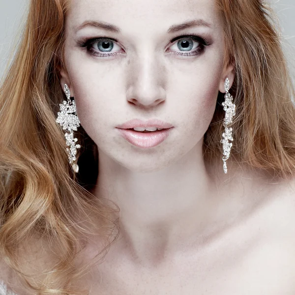 Mode meisje portrait.accessorys.red haren. — Stockfoto