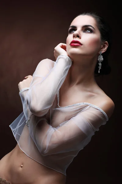 Elegante seksuele vrouw in witte kleren in fashion stijl — Stockfoto