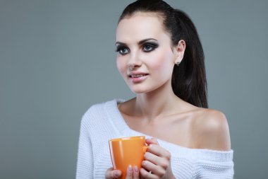 fincan çay gri arka plan üzerine ile güzel genç kız