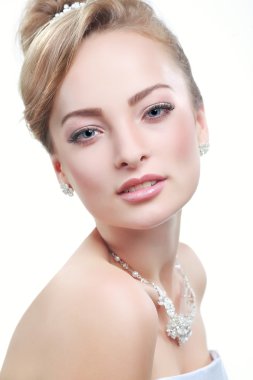 zarif kız portresi moda tarzıdır. Düğün dekorasyon. Beyaz bir arka plan üzerinde izole