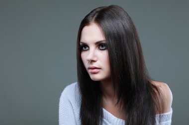 gri arka plan üzerinde güzel mavi gözlü seksi genç kadın portre portre