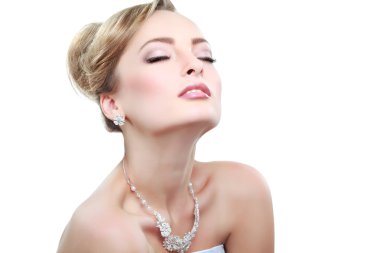 zarif kız portresi moda tarzıdır. Düğün dekorasyon. Beyaz bir arka plan üzerinde izole