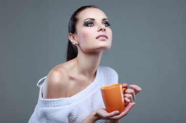 fincan çay gri arka plan üzerine ile güzel genç kız