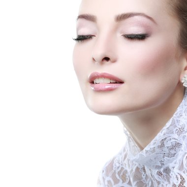 zarif kız portresi moda tarzıdır. Düğün dekorasyon. Beyaz bir arka plan üzerinde izole