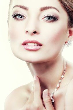 zarif kız portresi moda tarzıdır. Düğün dekorasyon. Beyaz bir arka plan üzerinde izole