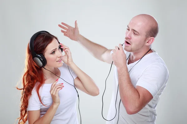 Een jonge man en meisje luisteren muziek — Stockfoto