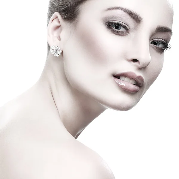 Un retrato de chica elegante está en el estilo de moda. Decoración de boda. Aislado sobre un fondo blanco —  Fotos de Stock