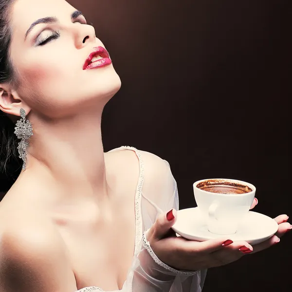 Beautiful young girl with the cup of coffee — Stock Photo, Image
