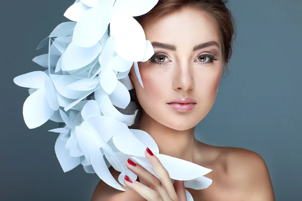 Maravillosa chica con sombrero de mariposas blancas de papel. Sobre un fondo azul. Cara de belleza —  Fotos de Stock