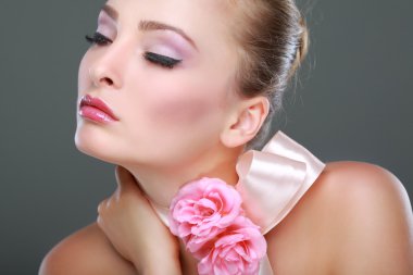 moda kız portrait.accessorys.on gri arka plan