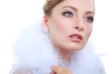 zarif kız portresi moda tarzıdır. Düğün dekorasyon. Beyaz bir arka plan üzerinde izole