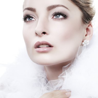 zarif kız portresi moda tarzıdır. Düğün dekorasyon. Beyaz bir arka plan üzerinde izole