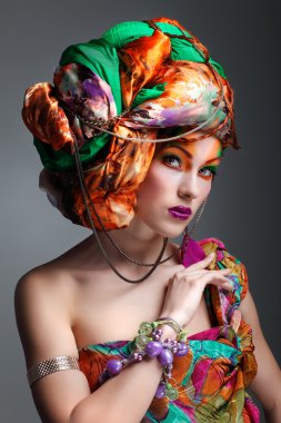 renkli kumaştan, glamour bir kafa elbiseli güzel kızıl saçlı kız fotoğrafı