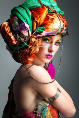 renkli kumaştan, glamour bir kafa elbiseli güzel kızıl saçlı kız fotoğrafı