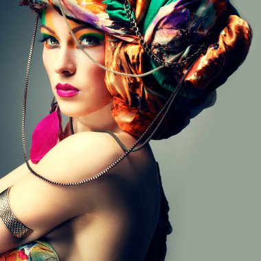 renkli kumaştan, glamour bir kafa elbiseli güzel kızıl saçlı kız fotoğrafı
