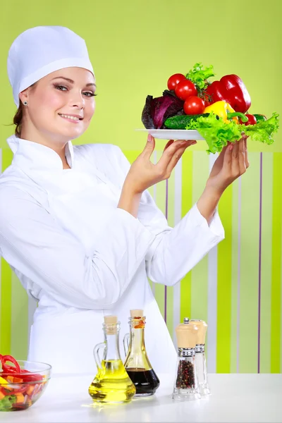 Hermosa joven chef mujer preparar y decorar sabrosa comida en la cocina —  Fotos de Stock