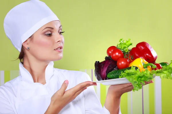 Hermosa joven chef mujer preparar y decorar sabrosa comida en la cocina — Foto de Stock