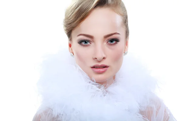 Un retrato de chica elegante está en el estilo de moda. Decoración de boda. Aislado sobre un fondo blanco — Foto de Stock