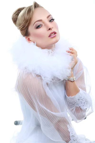 Elegáns lány portréja szerepel a divat-stílus. Esküvői dekoráció. Elszigetelt fehér background — Stock Fotó