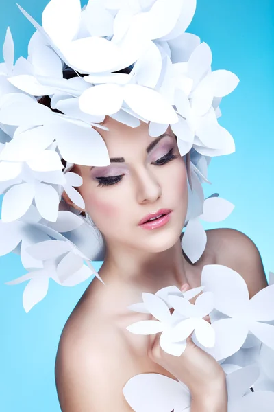 Wunderbares Mädchen mit einem Hut aus Papier weißen Schmetterlingen. auf blauem Hintergrund. Schönheit Gesicht — Stockfoto