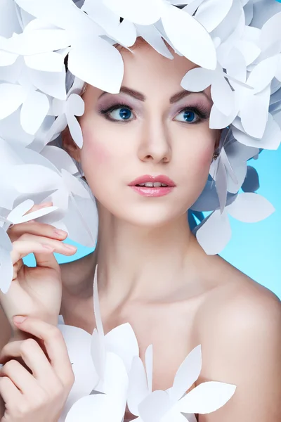 Maravillosa chica con sombrero de mariposas blancas de papel. Sobre un fondo azul. Cara de belleza —  Fotos de Stock