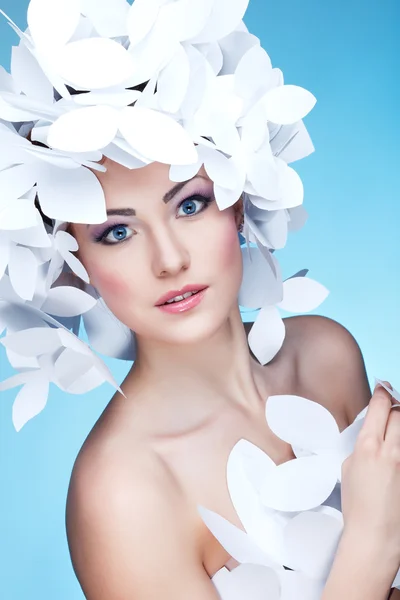 Magnifique fille dans un chapeau de papillons blancs en papier. Sur fond bleu. Beauté visage — Photo