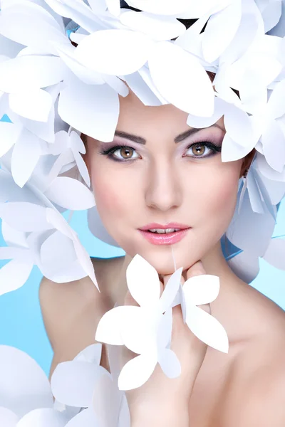 Maravillosa chica con sombrero de mariposas blancas de papel. Sobre un fondo azul. Cara de belleza —  Fotos de Stock