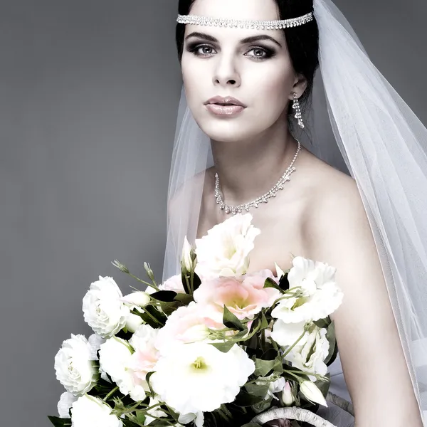 Retrato de noiva bonita. Vestido de noiva. Decoração de casamento — Fotografia de Stock