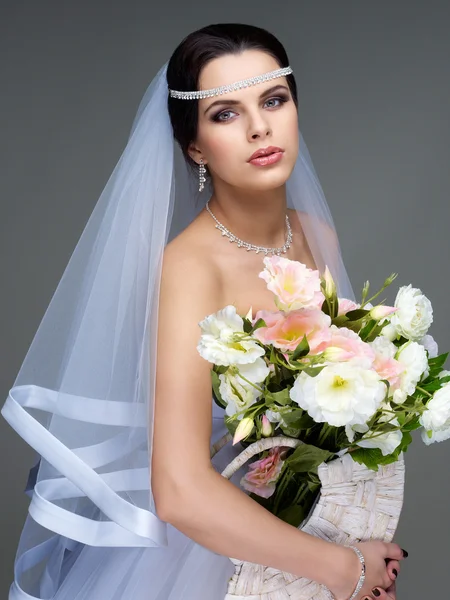 Ritratto di bella sposa. Abito da sposa. Decorazione di nozze — Foto Stock