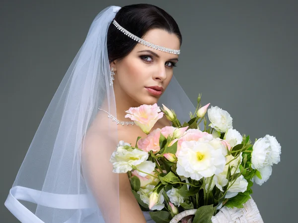 Retrato de noiva bonita. Vestido de noiva. Decoração de casamento — Fotografia de Stock