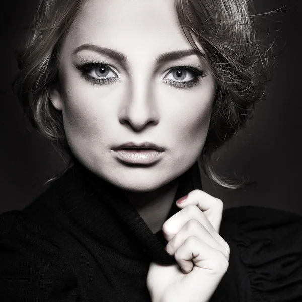 Ritratto di giovane donna elegante in un maglione nero su sfondo marrone — Foto Stock