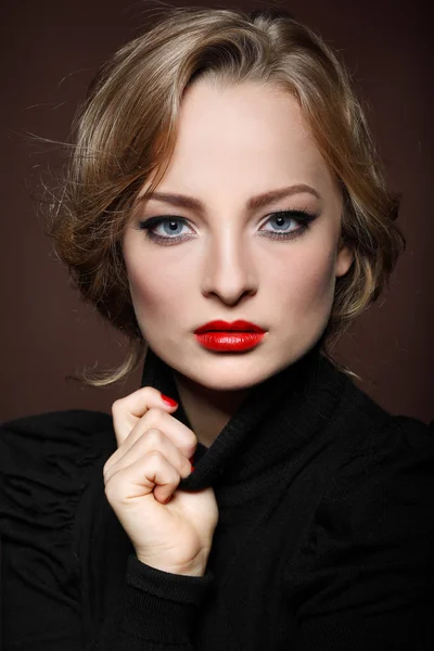 Retrato de jovem mulher elegante em um jumper preto em um fundo marrom — Fotografia de Stock