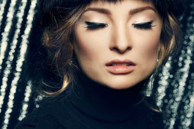 kahverengi bir arka plan üzerinde siyah bir jumper zarif genç kadın portresi