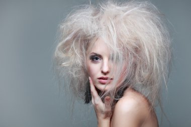 gri arka plan üzerinde güzel mavi gözlü seksi whiteheaded genç kadın portre portre