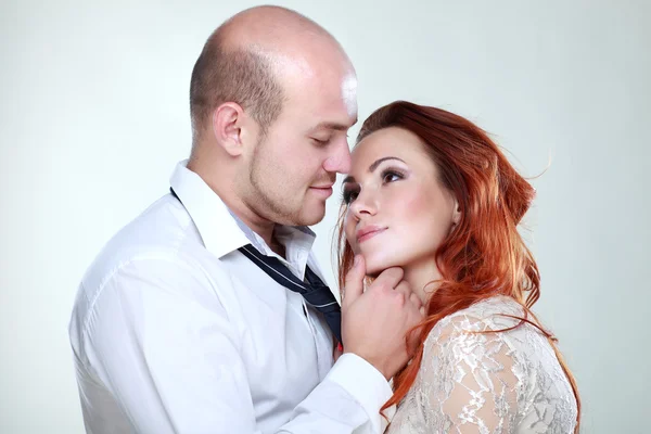 Retrato de una joven pareja hermosa en el estudio — Foto de Stock