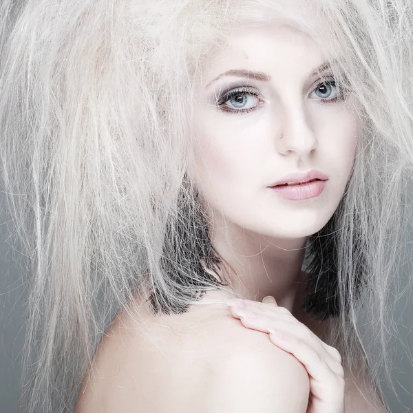 Primo piano ritratto di giovane donna dai capelli bianchi sexy con bellissimi occhi blu su sfondo grigio — Foto Stock