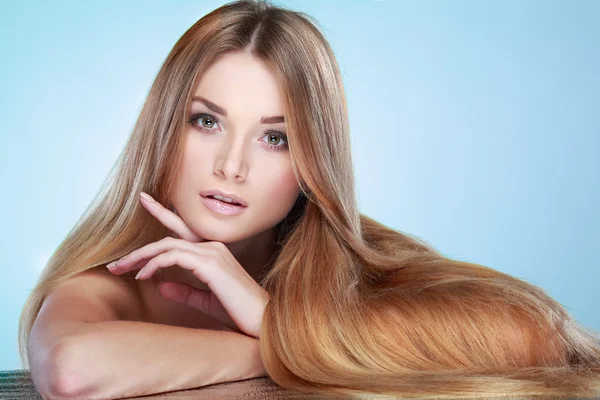 Hermosa chica, aislada sobre un fondo azul, emociones, cosméticos — Foto de Stock