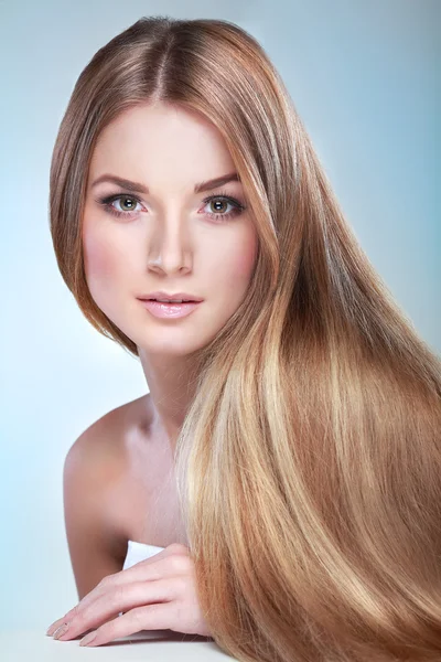 Hermosa chica, aislada sobre un fondo azul, emociones, cosméticos — Foto de Stock