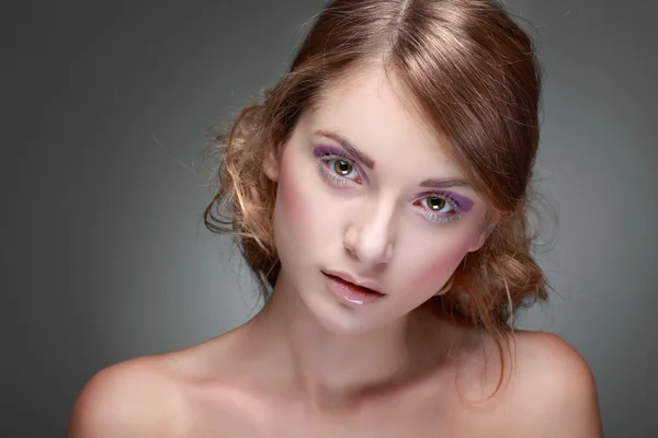 Closeup portret van sexy whiteheaded jonge vrouw op grijze achtergrond — Stockfoto