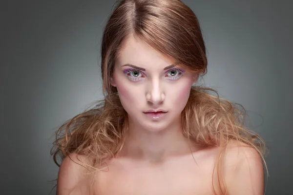 Portret seksowny whiteheaded młoda kobieta na szary tło zbliżenie — Zdjęcie stockowe