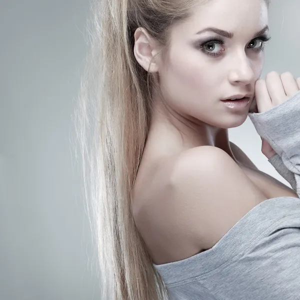 Nahaufnahme Porträt einer sexy weißköpfigen jungen Frau mit schönen blauen Augen auf grauem Hintergrund — Stockfoto