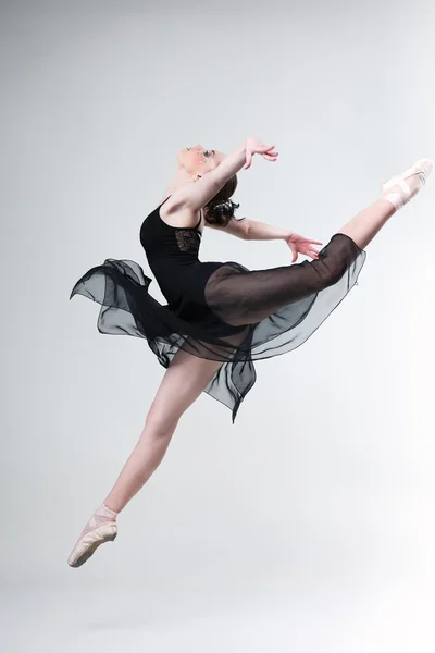 Красивая балетная танцовщица, танцовщица в современном стиле позирует на фоне студии — стоковое фото