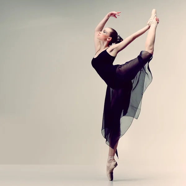 Belle danseuse de ballet, danseuse de style moderne posant sur fond de studio — Photo