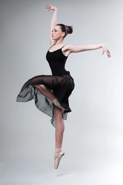 Hermosa bailarina de ballet, bailarina de estilo moderno posando en el fondo del estudio — Foto de Stock