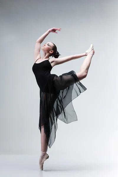 Mooie balletdanser, moderne stijl danser die zich voordeed op studio achtergrond — Stockfoto